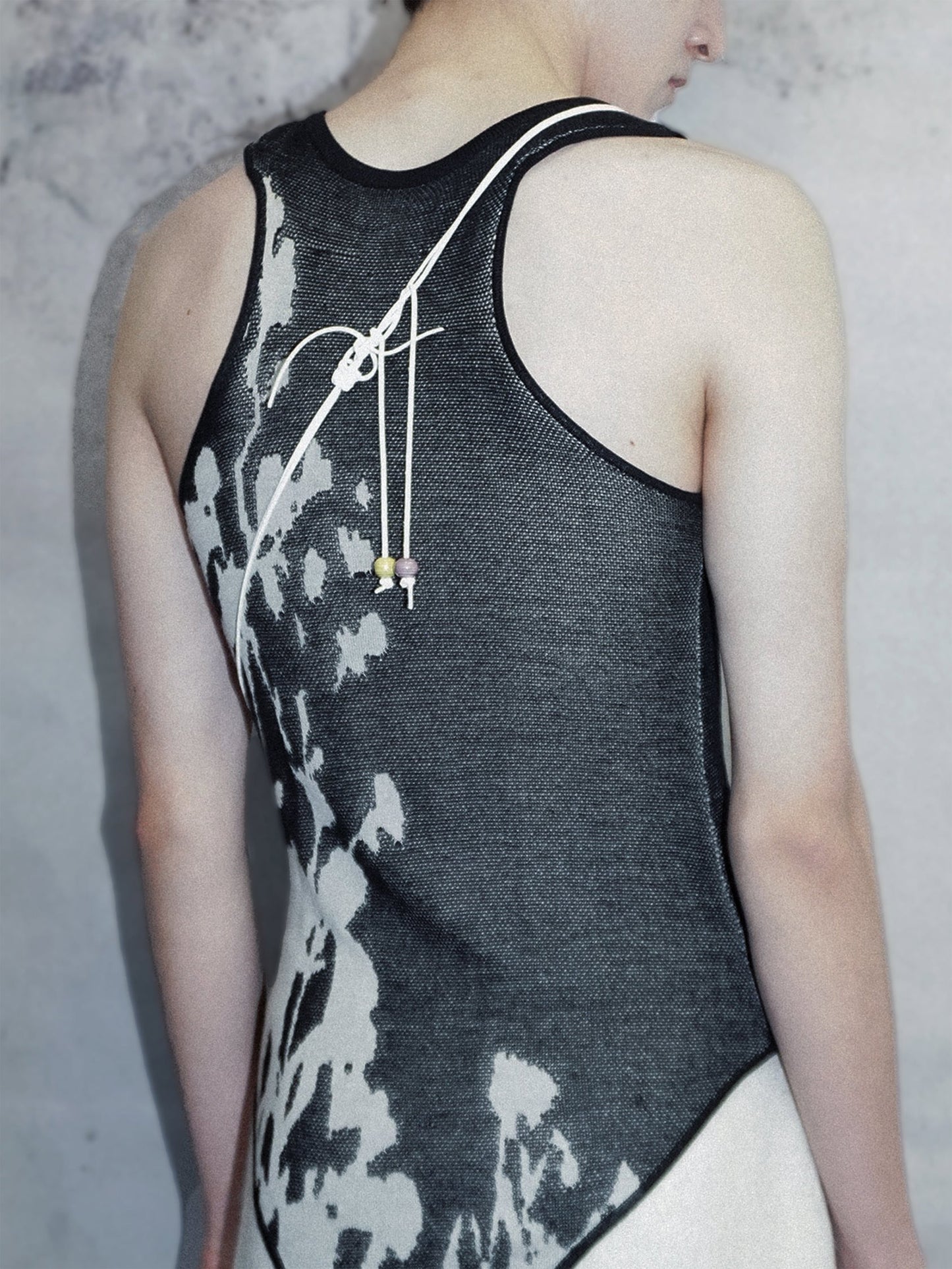 UNDER THE SHADOW CUT OUT TANK TOP_BLACK