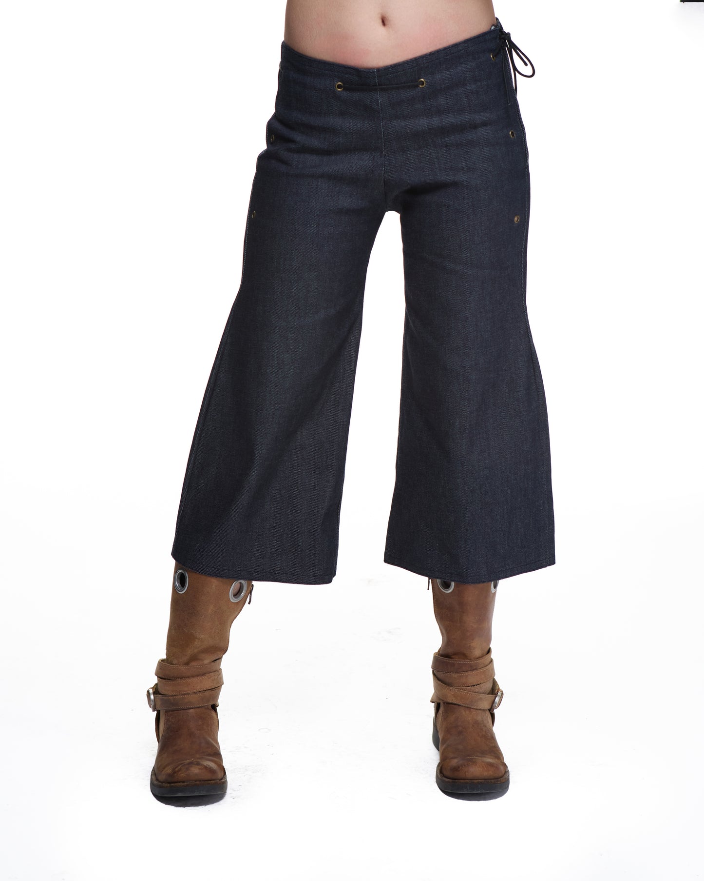 DENIM GROMMET FLARE CAPRI