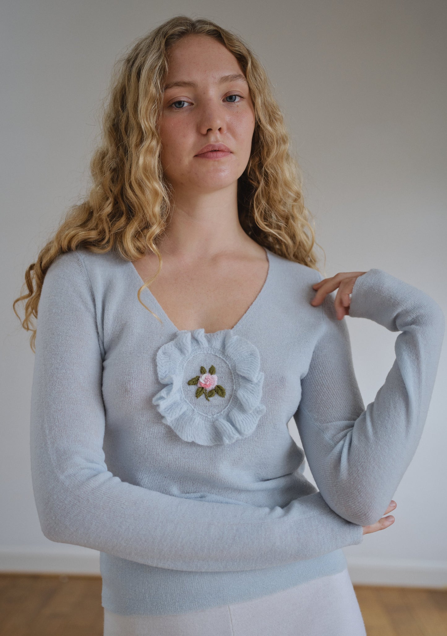 MOLLY EXTRA SOFT KNITTED TOP WITH ROSE EMBROIDERY